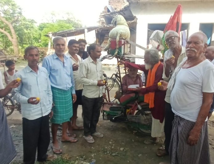 अयोध्या: ग्रामीणों को लड्डू खिलाकर अखिलेश यादव को दी बधाई