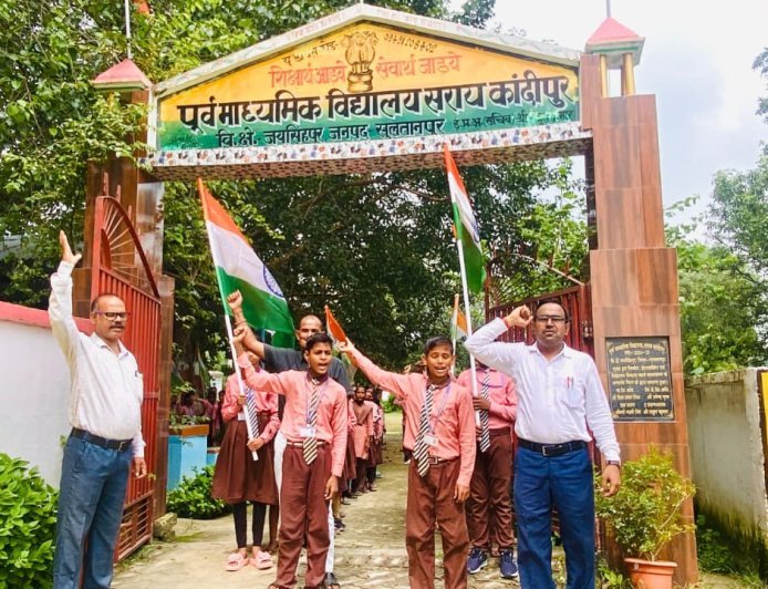 सुल्तानपुर : हर घर तिरंगा अभियान-2026 के अन्तर्गत राष्ट्रीय गीत वंदे मातरम गायन के 150वीं जयंती के अवसर पर शिक्षण संस्थाओं में तिरंगा रैली कार्यक्रम का हुआ आयोजन