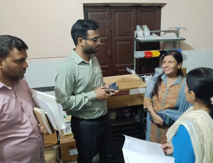 एसडीएम प्रवेश कादियान ने किया गांव राजलू गढ़ी स्थित पीएचसी का औचक निरीक्षण