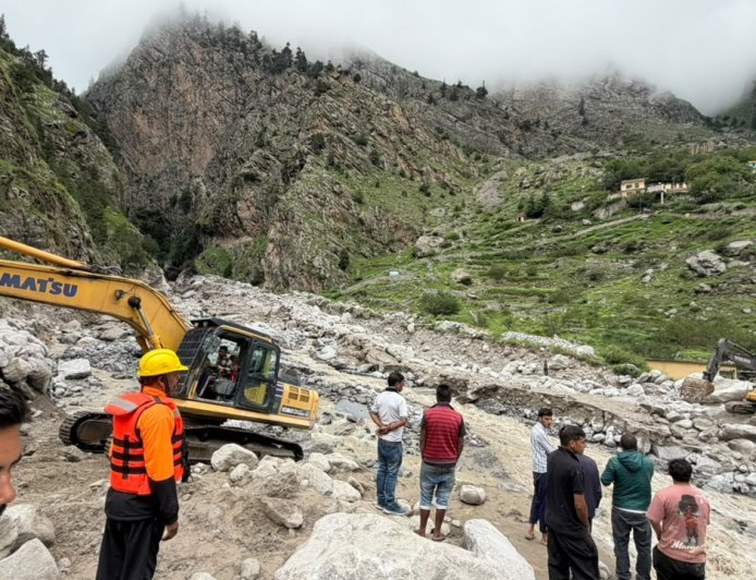 चमोली : तमक नाले में ह्यूम पाइप डालकर अस्थाई मार्ग निर्माण तेज