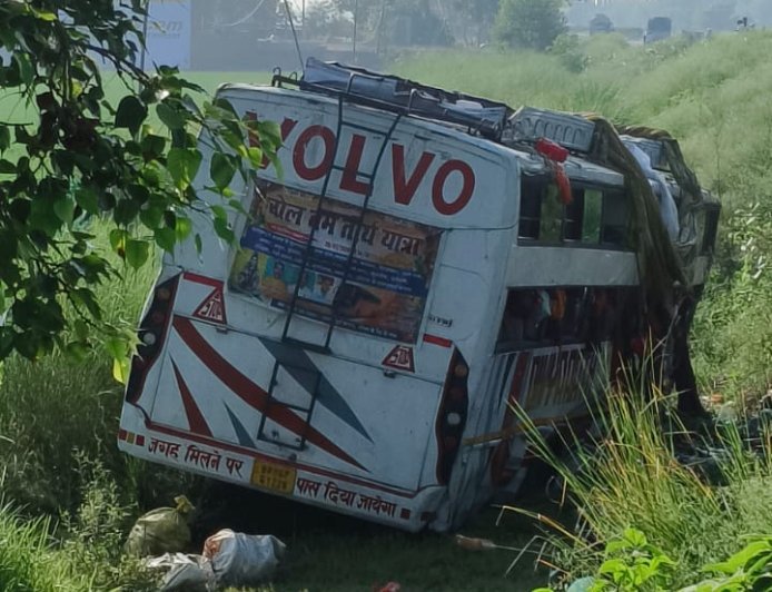 लखीमपुर खीरी : उचौलिया में कांवड़ यात्रियों से भरी बस खाई में पलटी, एक की मौत