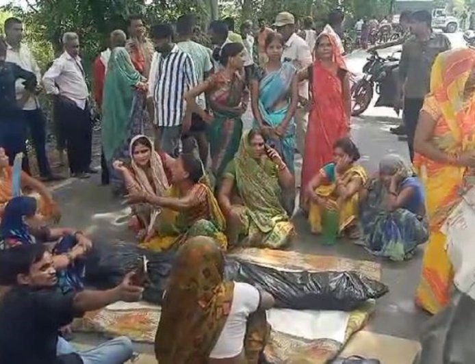 लखीमपुर खीरी : मारपीट में बुजुर्ग की मौत, शव रखकर सड़क जाम