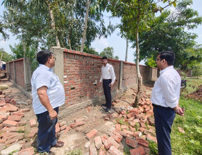 लखीमपुर खीरी : पुरानी ईंटों से बाउंड्रीवाल निर्माण पर सीडीओ सख्त
