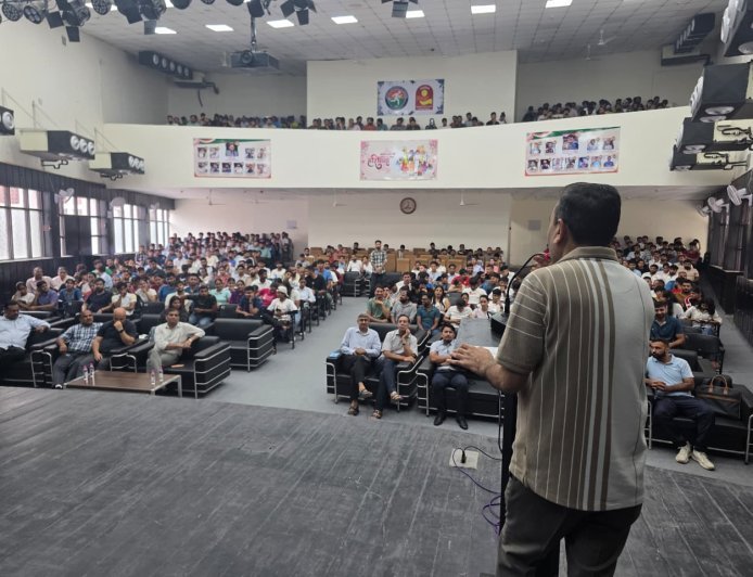 शिकायत से समाधान तक: विद्यार्थियों से रूबरू हुए विद्यार्थी कल्याण समन्वयक नरेंद्र सिंह