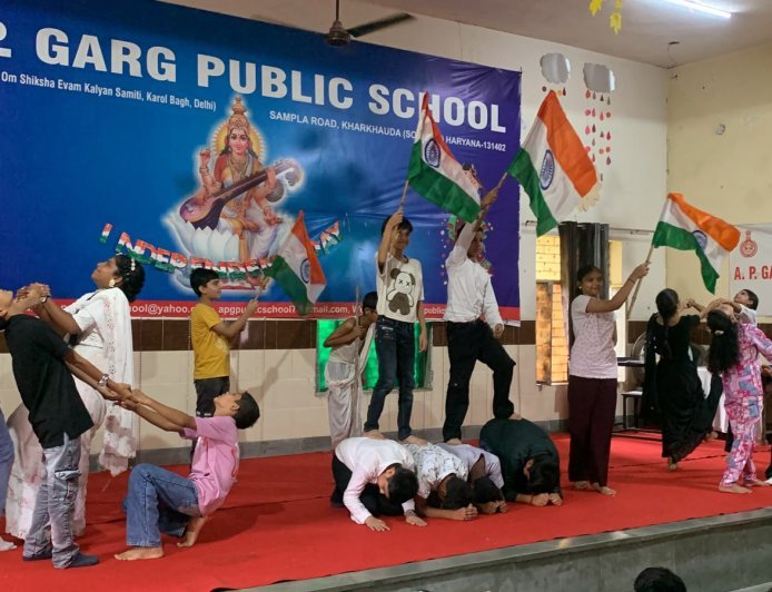 एपीजी गर्ग पब्लिक स्कूल में मनाया स्वतंत्रता दिवस