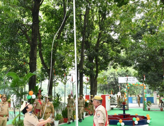 लखीमपुर खीरी : एसएसपी ने ध्वजारोहण कर पुलिसकर्मियों को दिलाई सत्यनिष्ठा की शपथ