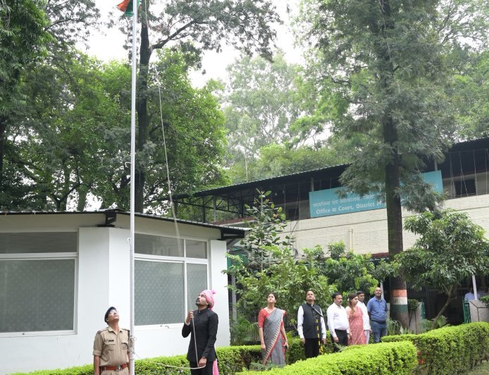 देहरादून : डीएम आशीष चौहान ने कलेक्ट्रेट में फहराया तिरंगा