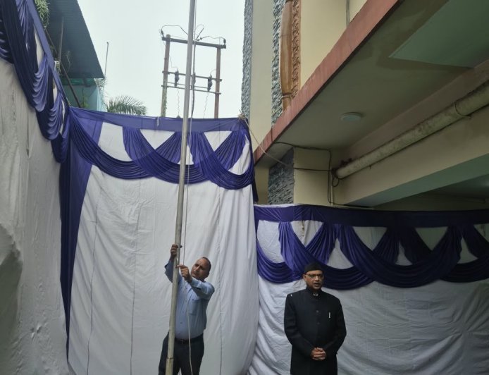 देहरादून : आयुक्त आनंद स्वरूप ने कैंप कार्यालय में फहराया तिरंगा
