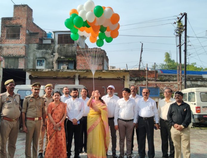 विकास भवन में मुख्य विकास अधिकारी ने फहराया तिरंगा