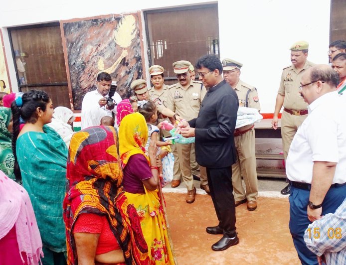 लखीमपुर खीरी : जेल में गूंजा देशभक्ति का रंग, सफाई कर्मियों का हुआ सम्मान