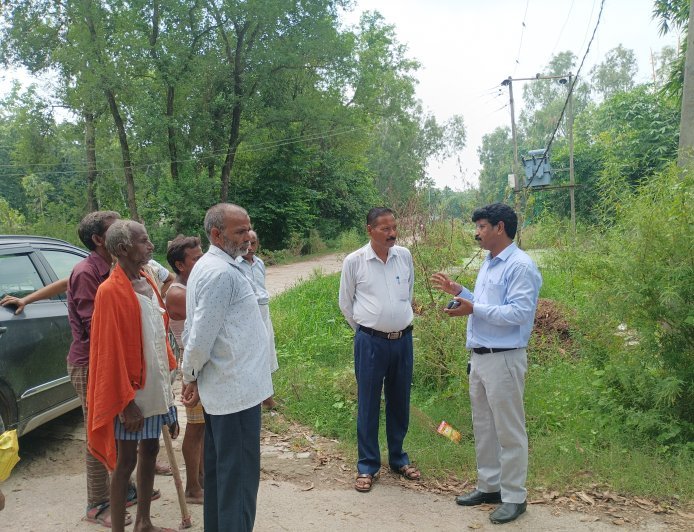 गुजीदेई में जलभराव से घिरा ट्रांसफार्मर एक सप्ताह में ऊंची जगह होगा शिफ्ट,  जेई ने निरीक्षण कर दिया आश्वासन