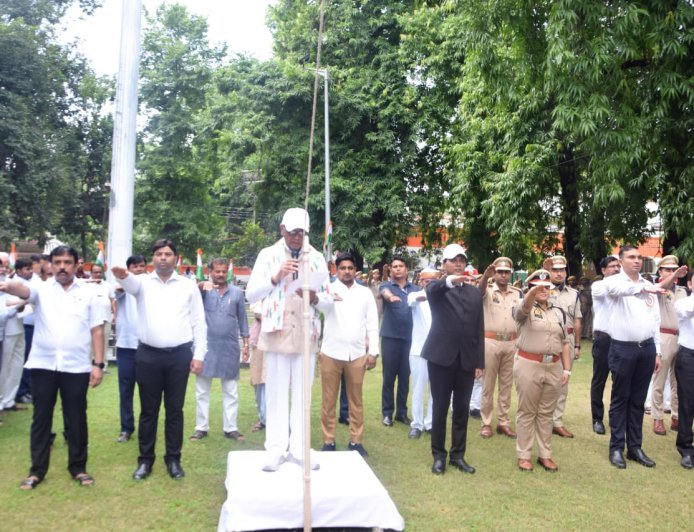 लखीमपुर खीरी : वन मंत्री ने किया ध्वजारोहण, स्वतंत्रता सेनानी आश्रित सम्मानित