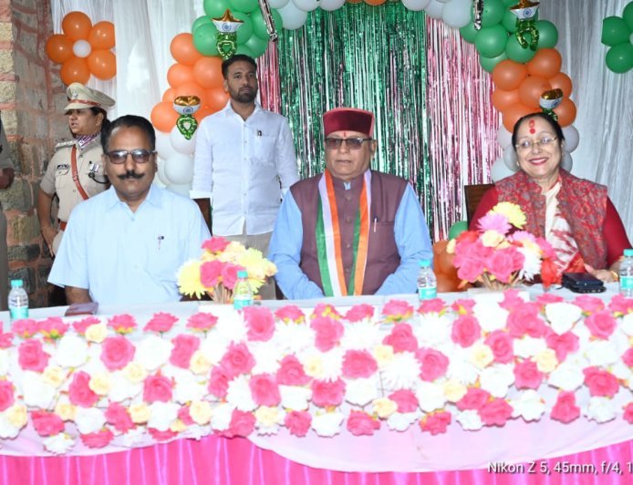 नैनीताल :  नैनीताल में धूमधाम से मना 80वां स्वतंत्रता दिवस, प्रभारी मंत्री खजान दास ने फहराया तिरंगा  ।