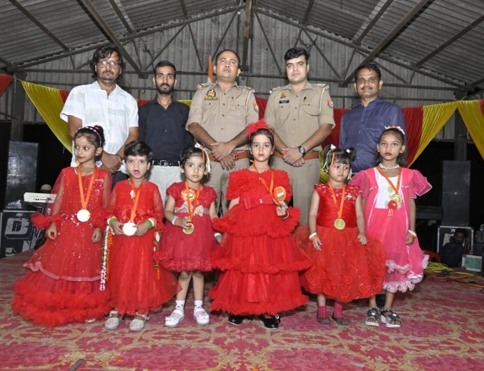 लखीमपुर खीरी : शहीद स्मारक पर देशभक्ति गीतों ने बांधा समां, बच्चों की प्रस्तुतियों ने जीता दिल