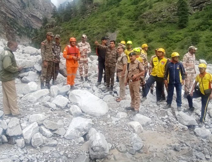 चमोली : तमक नाले में लापता चालक की तलाश तेज, मलबे और बोल्डरों के बीच सघन सर्च अभियान जारी