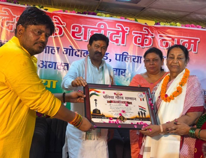 लखीमपुर खीरी  : शहीदों की याद में जले दीप, देशभक्ति से गूंजा पलिया