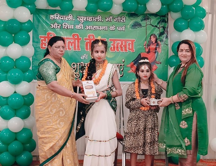 लखीमपुर खीरी : हरियाली तीज पर सजीं महिलाएं, सावन के गीतों पर झूमीं