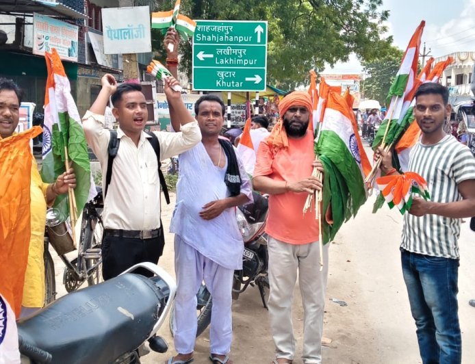 लखीमपुर खीरी : राष्ट्रीय बजरंग दल ने बांटे तिरंगे, गूंजे भारत माता के जयकारे