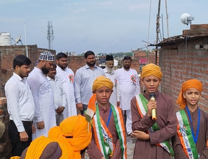 लखीमपुर खीरी : सपा जिला पंचायत सदस्य ने मदरसों में फहराया तिरंगा