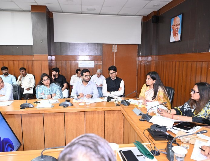 लंबित मामलों के निपटारे में तेजी लाएं अधिकारी, लोगों को समय पर मिले न्याय-मंडलायुक्त मोनिका मलिक