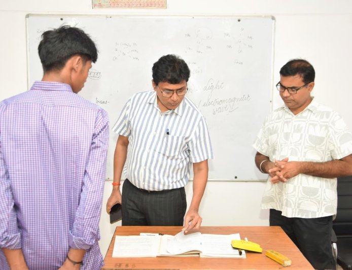 लखीमपुर खीरी : डीएम बने ‘केमिस्ट्री के सर’, बच्चों से पूछे सवाल
