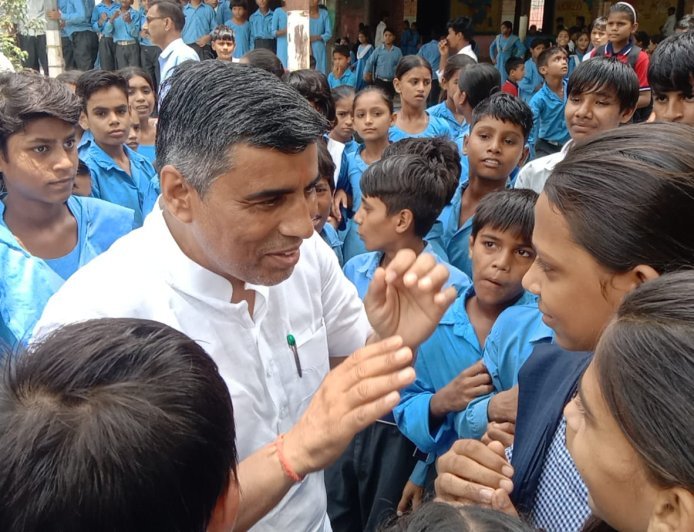 शिक्षा मंत्री ने पीएम श्री राजकीय स्कूल का किया औचक निरीक्षण; व्यवस्थाओं का लिया जायजा, विद्यार्थियों से किया सीधा संवाद