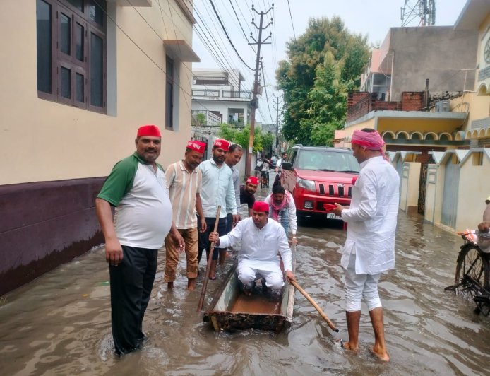मूसलाधार बारिश से हरदोई नगर जलमग्न, सड़कों परसपा नेता ने चलायी नाव—नगरपालिका के दावों पर उठे सवाल