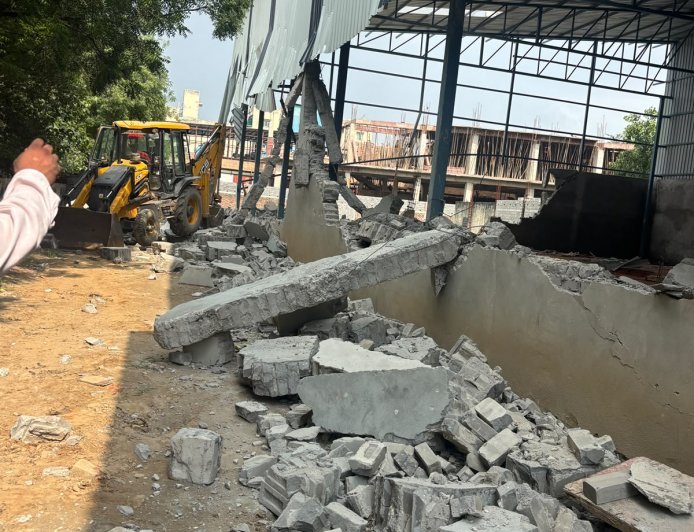 गांव बाजीदपुर सबौली में अवैध निर्माण पर चला पीला पंजा, करीब 0.5 एकड़ में बने औद्योगिक शेड, कार्यालय व स्टोर किए ध्वस्त
