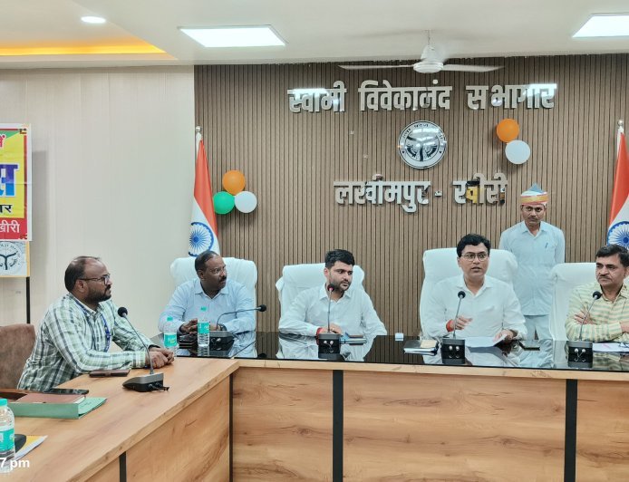 लखीमपुर खीरी : किसान दिवस में डीएम ने सुनी समस्याएं, योजनाओं का लाभ दिलाने के निर्देश