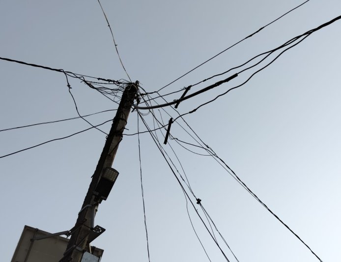 हर पल मौत का साया, जर्जर हाईटेंशन तारों से खौफ में कछौना के दर्जनों गांवों के किसान