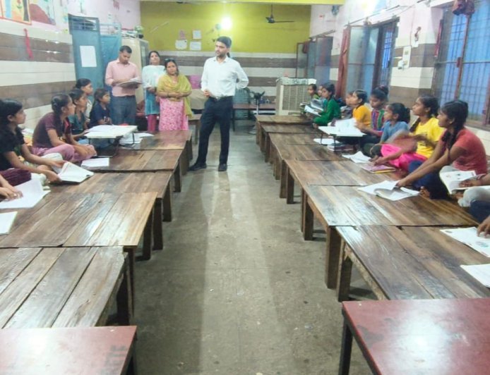 लखीमपुर खीरी : कस्तूरबा विद्यालय में सीडीओ का औचक निरीक्षण, महीनों से गायब शिक्षिका पर कार्रवाई
