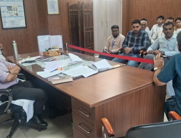 बच्चों के बैंक खाते खुलवाने के लिए स्कूलों में कैंप लगाएं बैंक अधिकारी : एसडीएम अंकित कुमार