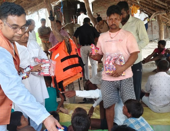 लखीमपुर खीरी  :  बाढ़ के पानी में ट्रैक्टर से गांव पहुंचे विधायक, ग्रामीणों का जाना हाल