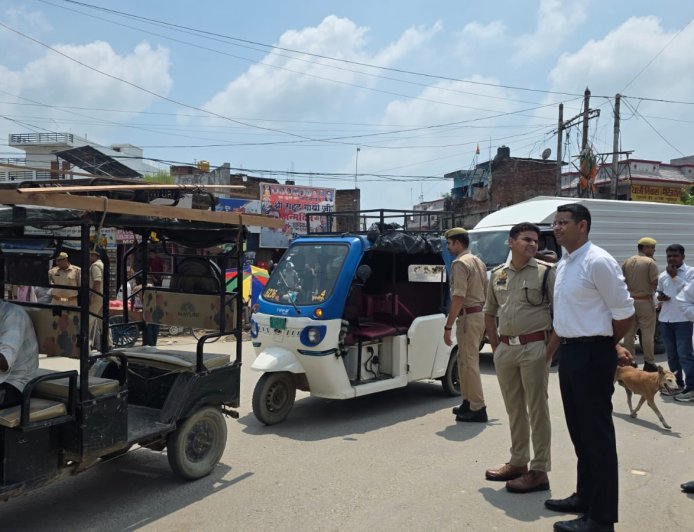 सड़क सुरक्षा पर विशेष जागरूकता व प्रवर्तन अभियान, डीएम व एसपी ने किया वीर विनय चौराहे पर जागरूकता अभियान नियम तोड़ने वालों पर चालान