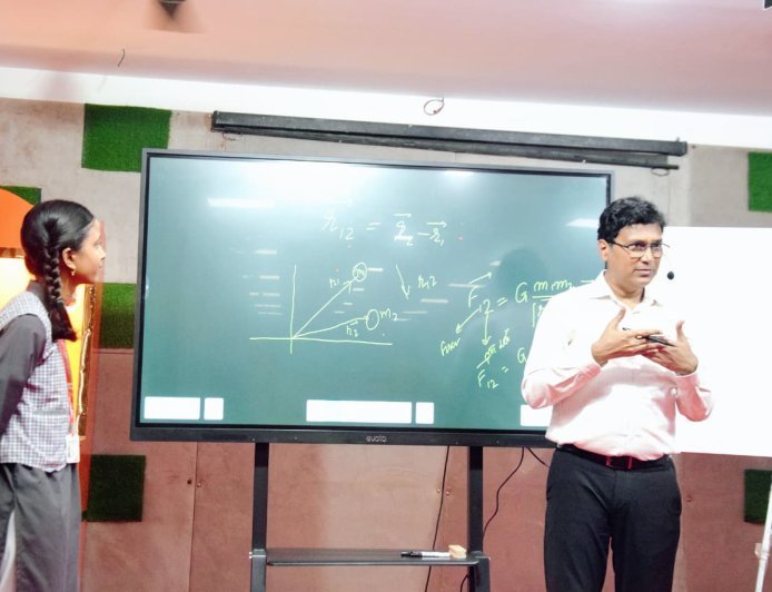 लखीमपुर खीरी : डीएम ने संभाली क्लास, बोले- रटने से नहीं, समझने से खुलेगा सफलता का रास्ता