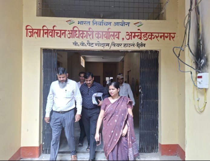 जिलाधिकारी द्वारा कलेक्ट्रेट परिसर में स्थित ई0वी0एम0/वी0वी0 पैट वेयर हाउस (स्ट्रांग रूम) का निरीक्षण।