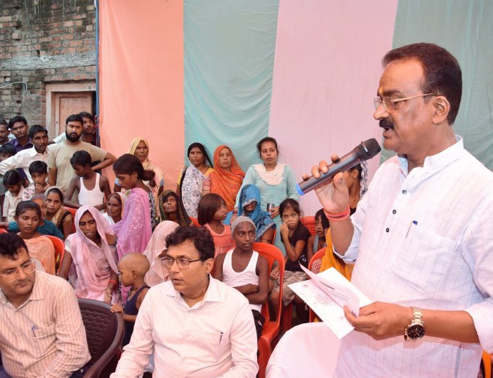 लखीमपुर खीरी : बेला तुरसिया हादसा: छह परिवारों को 2-2 लाख की मदद