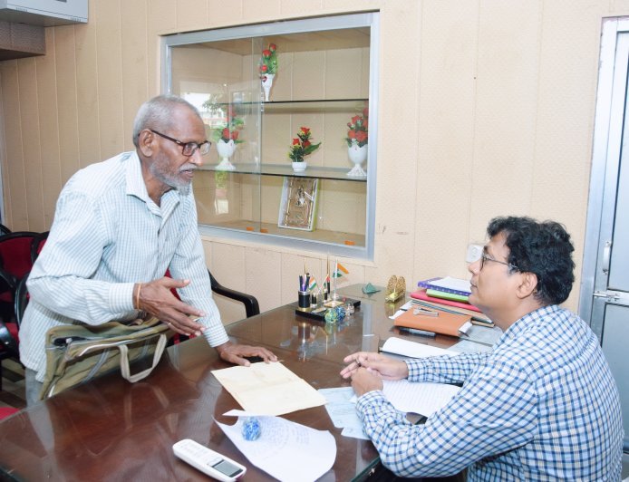 लखीमपुर खीरी  : फरधान थाने में डीएम ने सुनीं जनशिकायतें