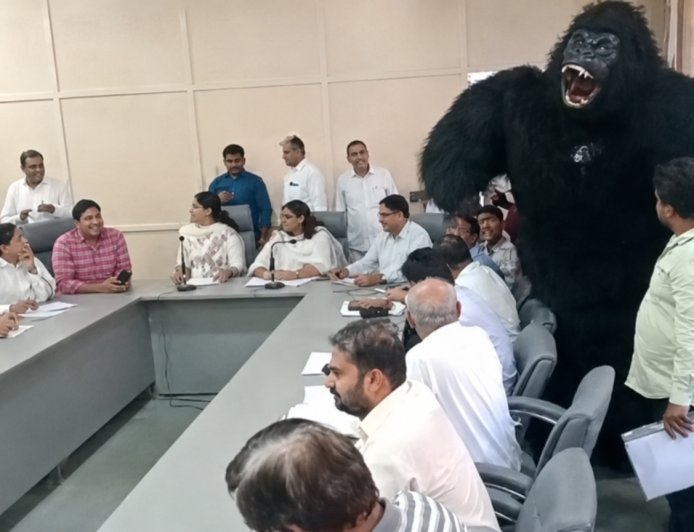 गोरिल्ला बनकर जिला परिषद की बैठक में पहुंचे पार्षद, महंगाई के खिलाफ अनोखा प्रदर्शन