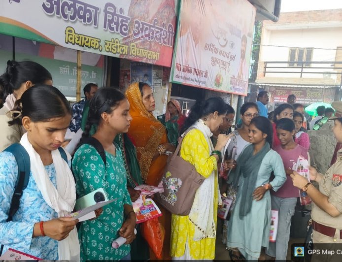 मिशन शक्ति टीम ने सुरक्षा, सम्मान और स्वावलंबन के प्रति महिलाओं को किया जागरूक, साइबर फ्रॉड से बचाव की दी जानकारी