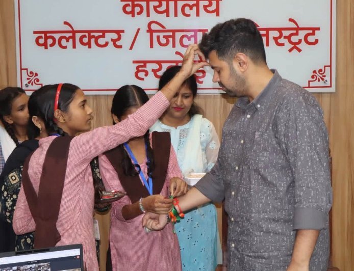 कस्तूरबा गांधी विद्यालय की छात्राओं ने जिलाधिकारी व सीडीओ को बांधी हस्तनिर्मित राखी