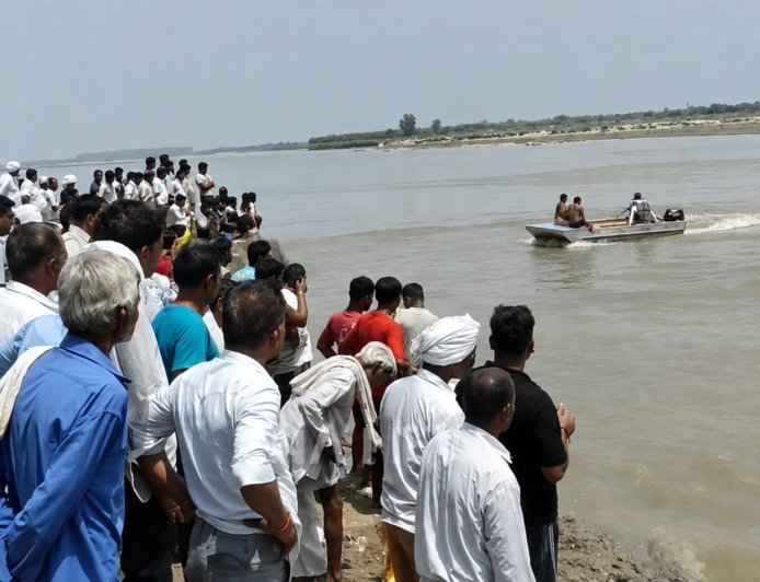 यमुना में डूबे दो सगे भाई, तलाश में जुटी बचाव टीमें  नहाते समय गहरे पानी में चले गए सत्यम और शिवम, सनपेड़ा गांव में पसरा मातम