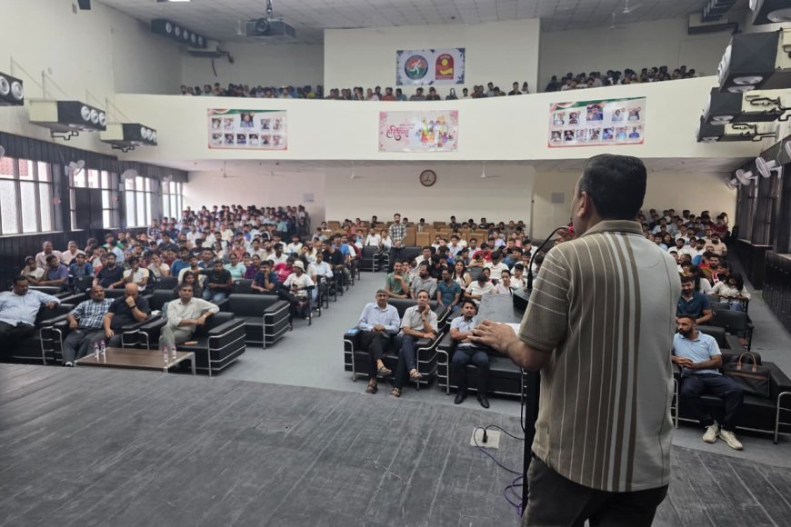शिकायत से समाधान तक: विद्यार्थियों से रूबरू हुए विद्यार्थी कल्याण समन्वयक नरेंद्र सिंह