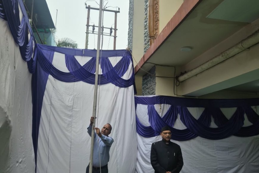 देहरादून : आयुक्त आनंद स्वरूप ने कैंप कार्यालय में फहराया तिरंगा