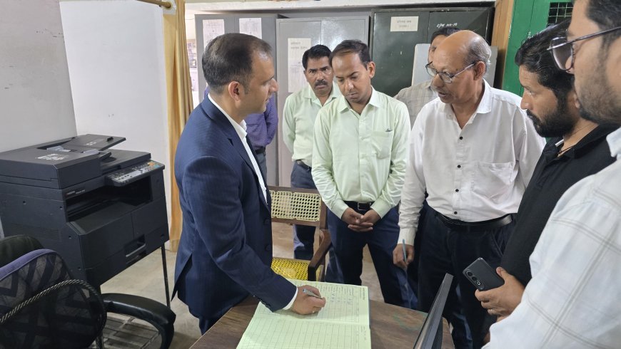 पिथौरागढ़ : पीडब्ल्यूडी कार्यालय में अव्यवस्थाओं पर डीएम सख्त