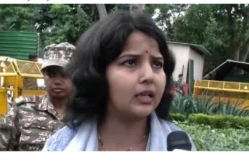 राहुल गांधी के आवास के बाहर महिला का प्रदर्शन, विधानसभा टिकट के नाम पर पैसे लेने का लगाया आरोप