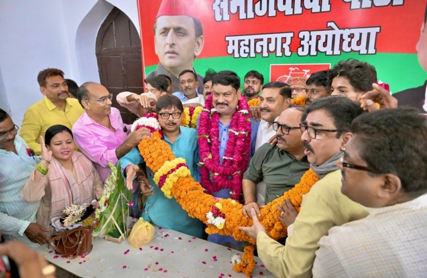 अयोध्या विधानसभा से तेज नारायण पांडेय ‘पवन’ को सपा प्रत्याशी बनाए जाने पर कार्यकर्ताओं में उत्साह, महानगर कार्यालय पर हुआ भव्य स्वागत