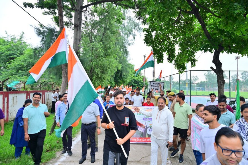 तिरंगे के साथ निकली यूथ कनेक्ट रैली, देशभक्ति के नारों से गूंजा शहर