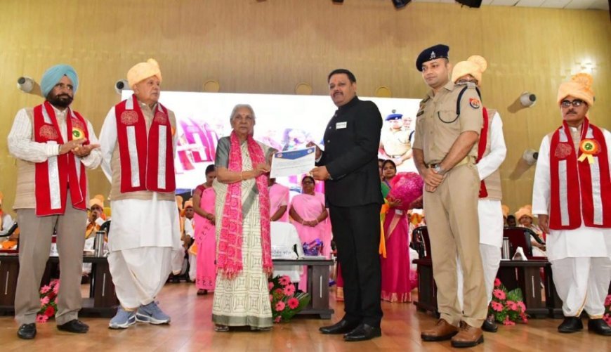 अमेठी : सर्वाइकल कैंसर (गर्भाशय) से बचाव के अभियान में उत्कृष्ट कार्य पर जिला प्रशासन सम्मानित