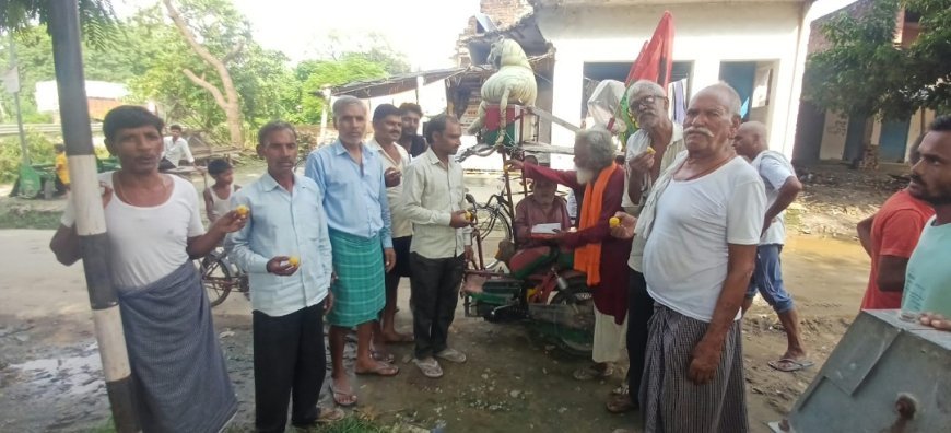 अयोध्या: ग्रामीणों को लड्डू खिलाकर अखिलेश यादव को दी बधाई